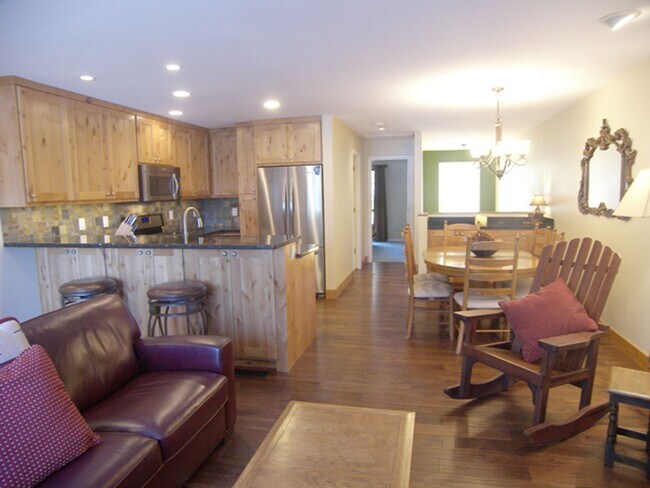 Building Photo - 3 Bedroom with a Summer Pool - Across from Champion Golf!