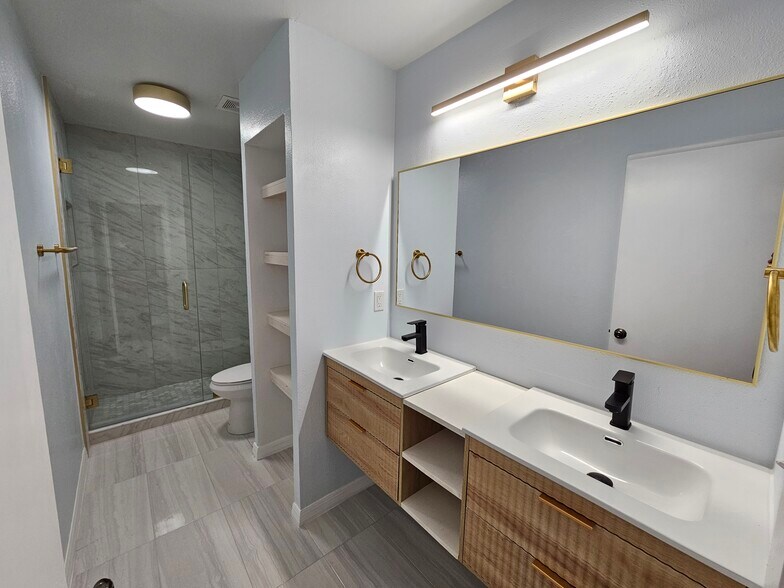 Upstairs Master Bathroom - 11922 Congressional Dr