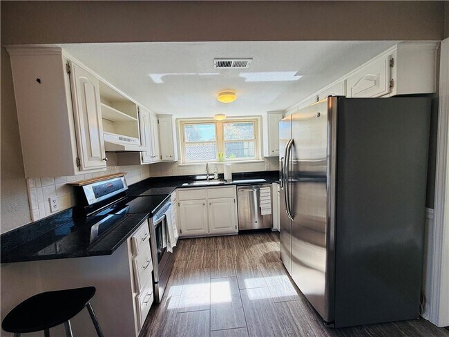 Building Photo - 2714 W Fir St