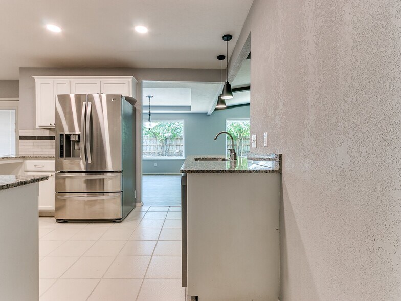 Building Photo - 9906 Mantle Dr