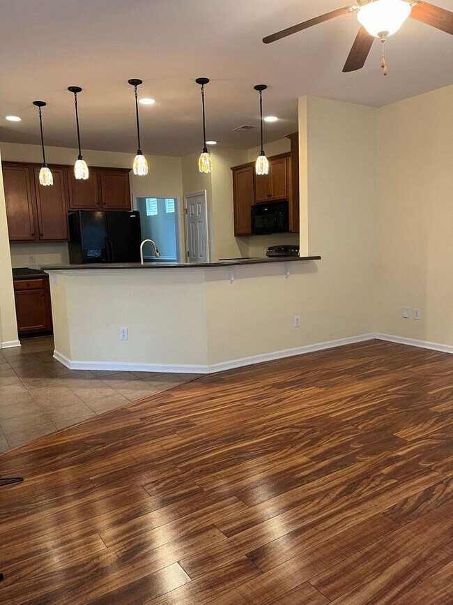 Building Photo - Beautiful 4-Bedroom 3 Bath Home with Neighborhood Pool!