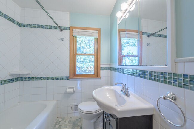 Building Photo - Must see home in mendota heights, huge lot...