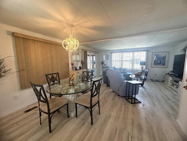 Building Photo - "Charming 2-Bed, 2-Bath Retreat in Nokomis!"