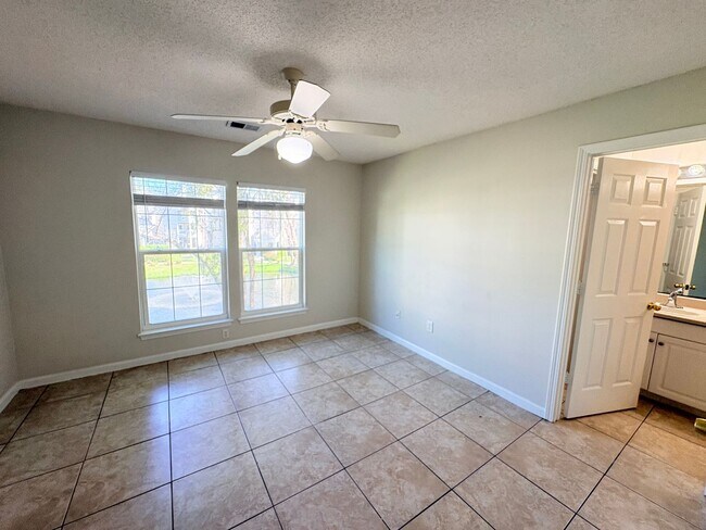 Building Photo - Welcome To The Estates At Westbury