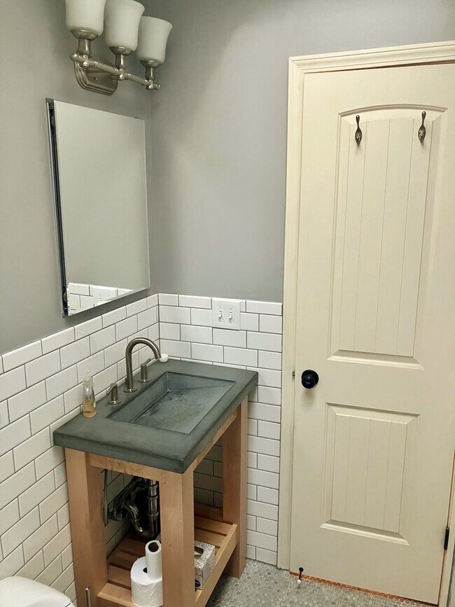 Building Photo - Stylish 3BR/2BA Single-Level Home — Lease Takeover