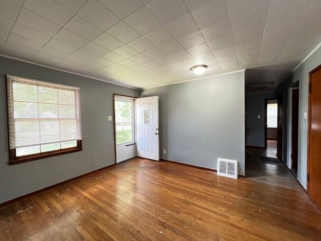 Building Photo - Three Bed, Extra Storage, Dining Room, Mus...