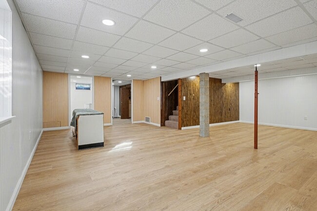 Building Photo - Yvonna