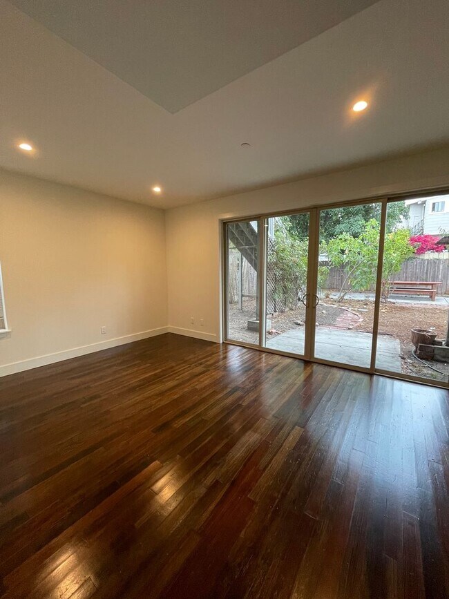 Building Photo - 1/2 Off First Month's Rent, 6Bdrm, 3Bath