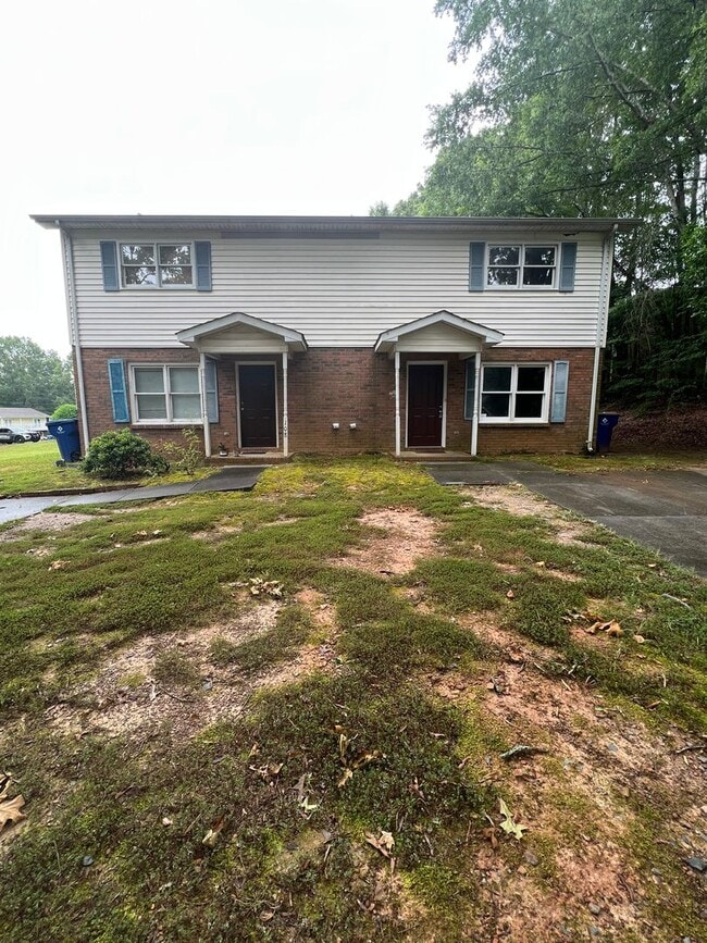 Building Photo - Two Bedroom Duplex (WINGATE)