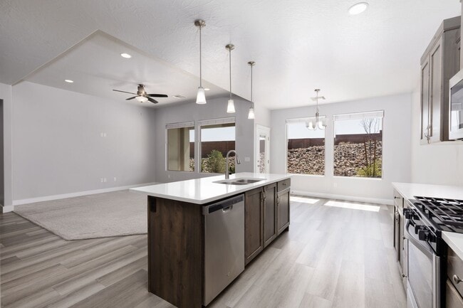 Building Photo - 6118 S Salix Wy