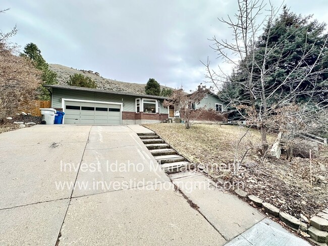 Building Photo - Enjoy the foothill views from your backyard!