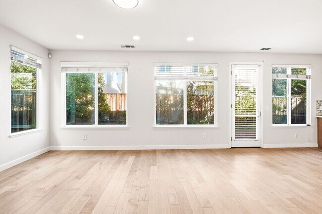 Building Photo - Beautiful single 4 Bed, 2.5 Bath Family Home in Quiet Neighborhood!