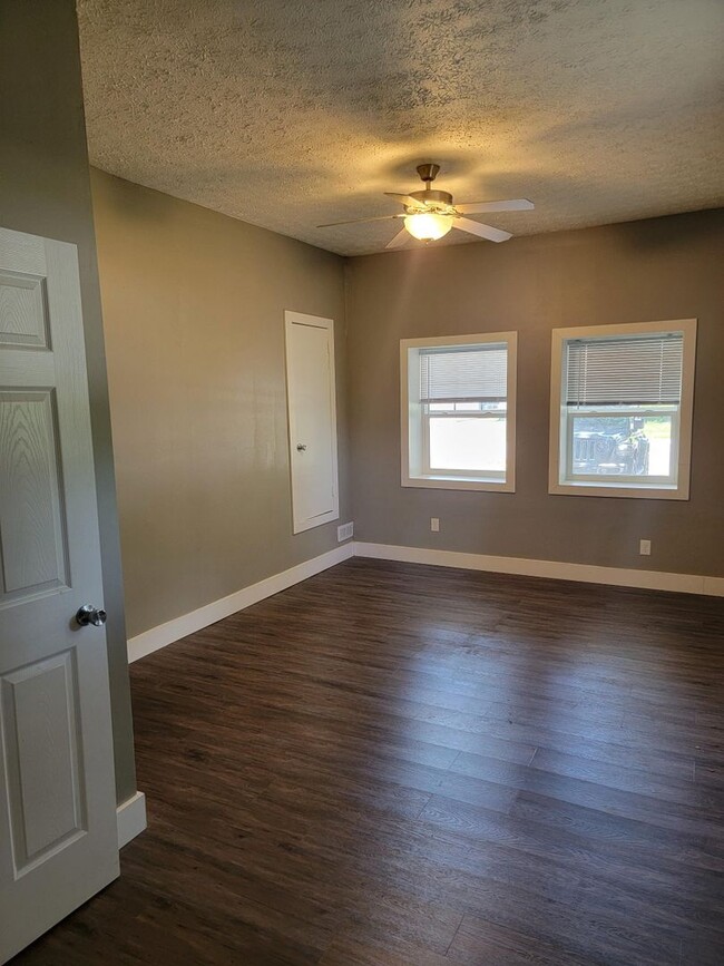 Building Photo - Awesome Remodeled  3 bedroom 2 bath single...