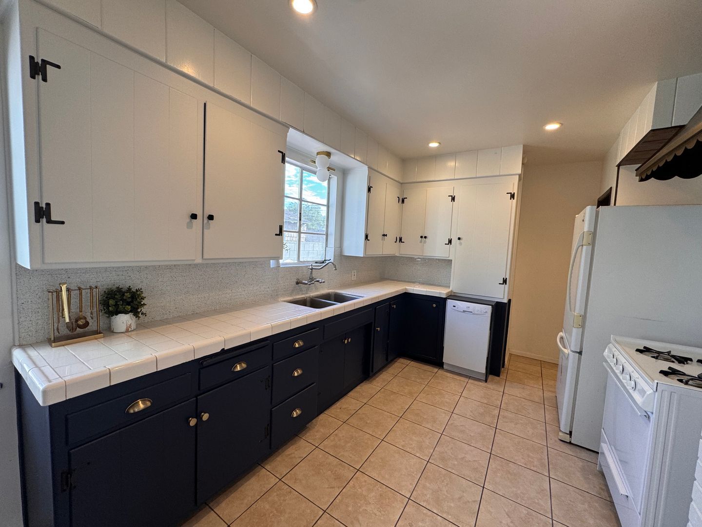Building Photo - 5648 Riverton Ave