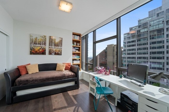 Building Photo - Cristalla - 2 bedrooms + den