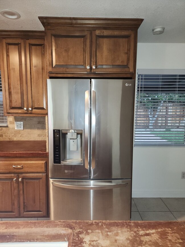 Building Photo - 3 Bedroom 2 bath with 2 car garage off of ...