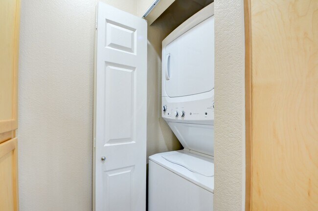 Building Photo - Park Avenue Mid Rise Condo. All HOA Amenities.