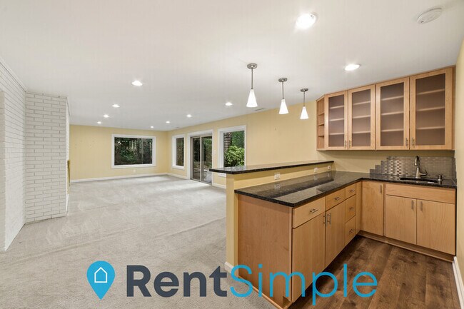 Building Photo - 6502 Lakeview Dr