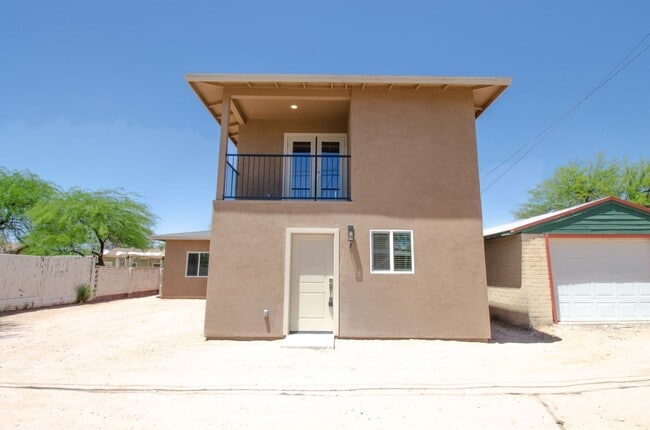 Building Photo - 1720 E Edison St