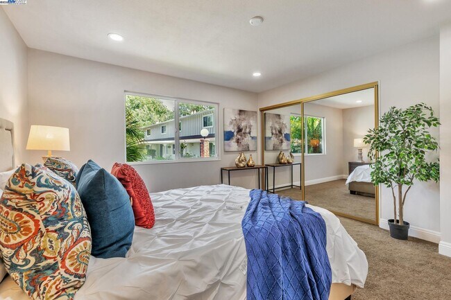 Building Photo - 544 La Copita Ct