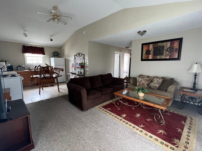 Building Photo - 3 bedroom fully furnished apt