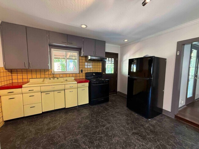 Building Photo - Charming Land Park 2 Bedroom