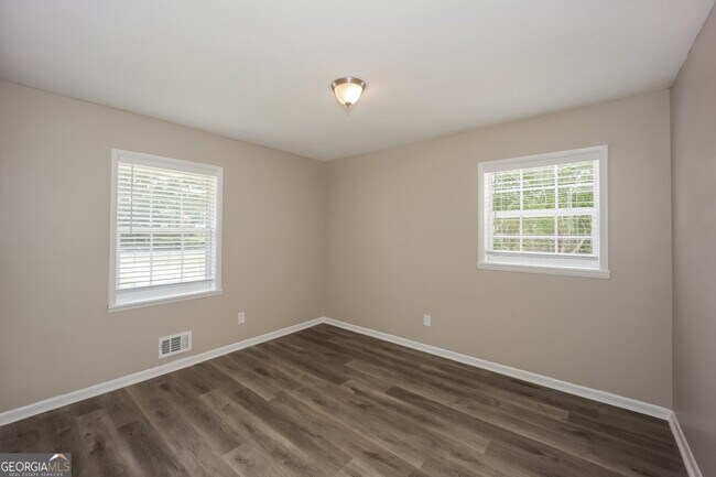 Building Photo - 8904 Channing Dr