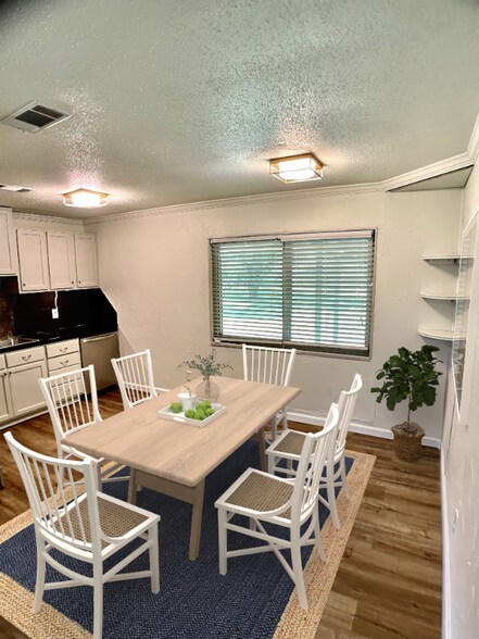 Building Photo - 6036 Circle Dr