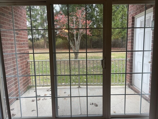 Building Photo - Shelby Twp 2-bedroom, 2-bath condo-style, private patio, 1st floor unit