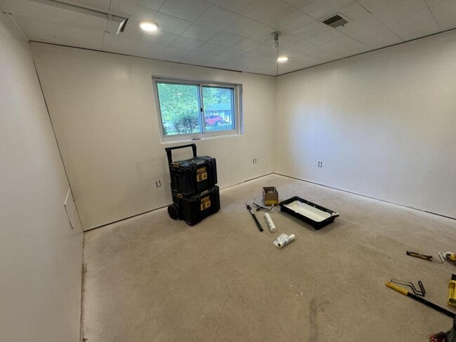 Building Photo - 111 Treeview Dr