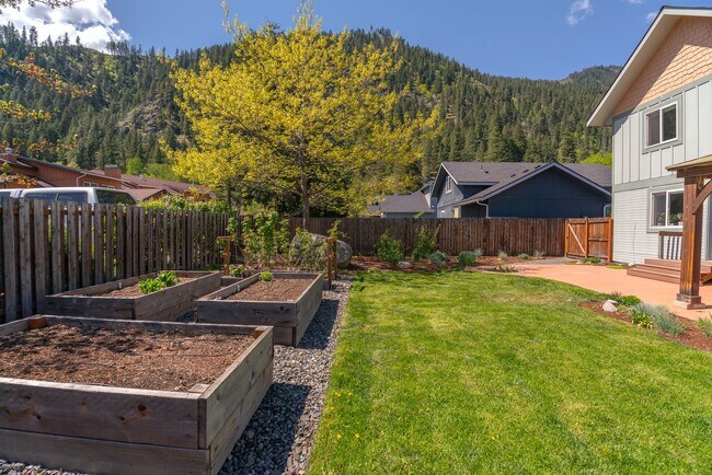 Building Photo - Bright & Spacious 4-Bedroom Haven Just Minutes from Leavenworth Village