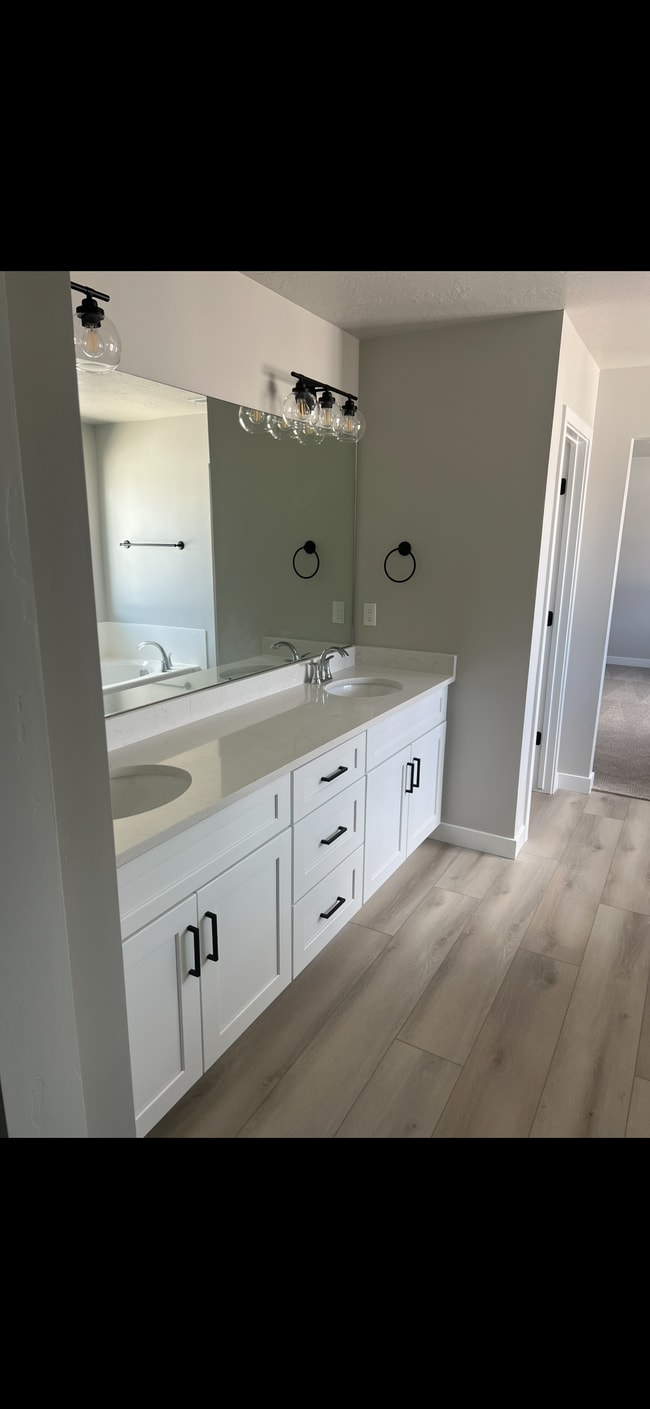 Building Photo - 339 East Mistilake