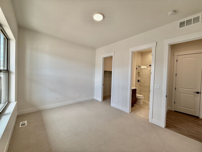 Building Photo - Luxury Living in Kissing Camels – 4 Bed | ...