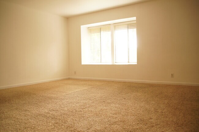 Building Photo - 9741 Reseda Blvd