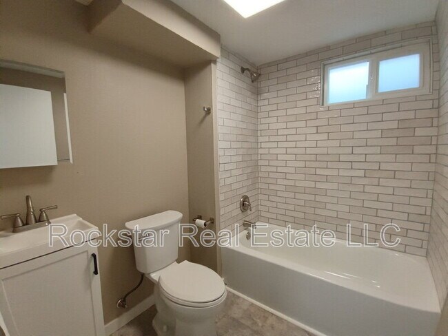 Building Photo - 222 E Crown Ave