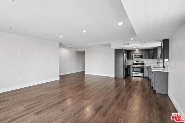 Building Photo - 819 E La Palma Dr