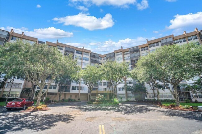 Building Photo - 1300 St Charles Pl