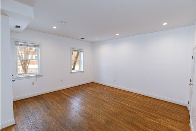 Building Photo - Conveniently Located 1 Bedroom Plus Den in Brookland