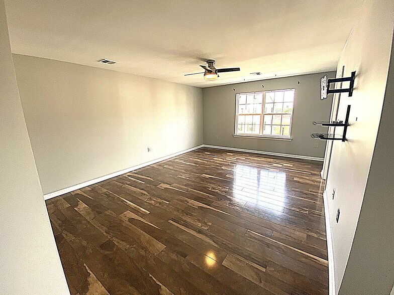 Building Photo - 54 N School Ln