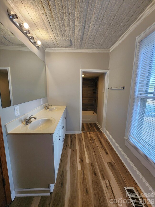 Building Photo - 1507 Ln St