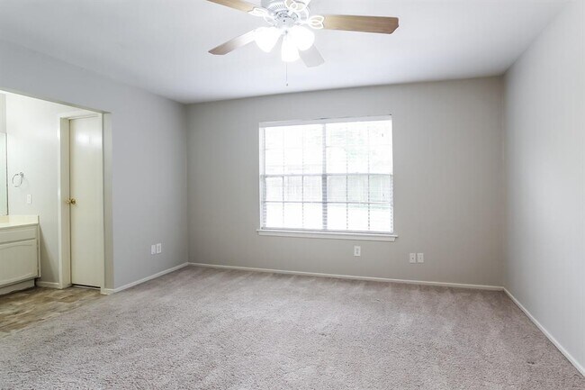 Building Photo - 2703 Wood River Rd