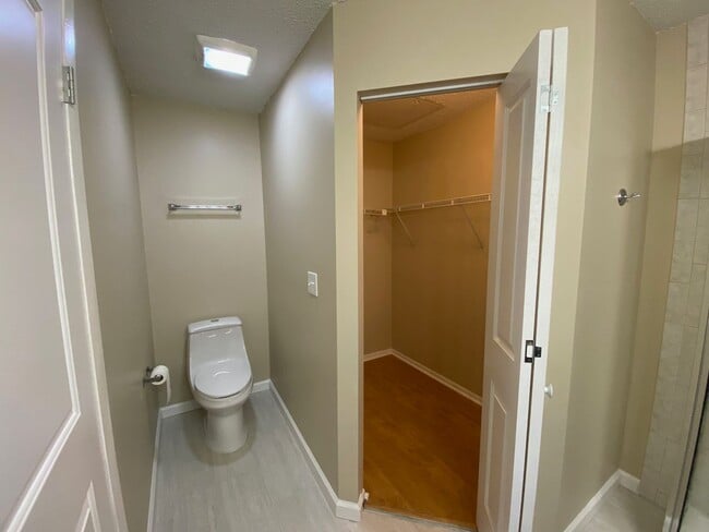 Building Photo - RENT SPECIAL-Regency Park at Lake Mary Corner Unit with Wrap-Around Balcony!