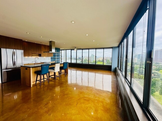 Building Photo - Live in the Heart of Oakland at Lake Merritt! Corner 1bd w/stunning views, pool