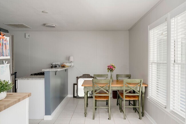Building Photo - 5000 Lynndale Dr