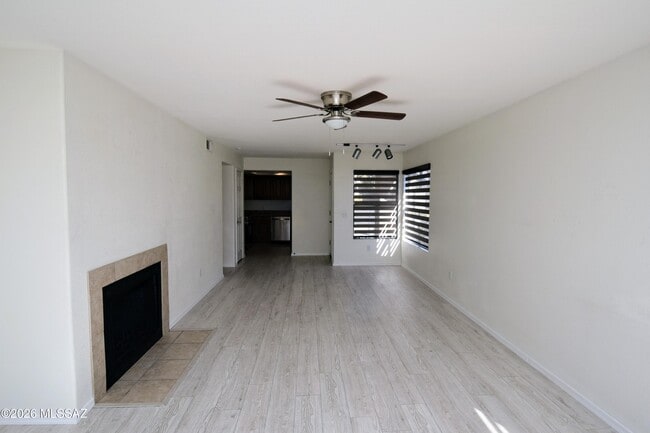 Building Photo - 5855 N Kolb Rd