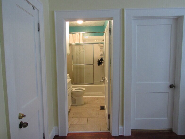 full bathroom - 705 W Markham Ave
