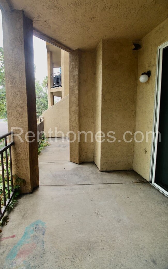 Building Photo - 510 Camino De La Reina
