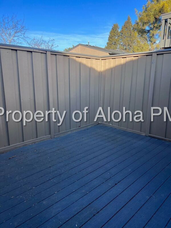 Building Photo - 885 Camelot Dr