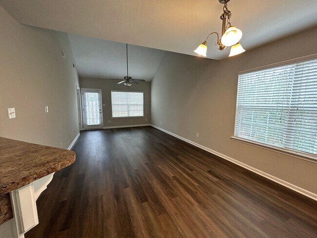 Building Photo - Beautiful End Unit Townhome