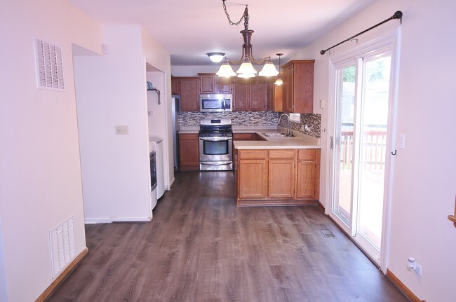 Building Photo - 2022 Redwood Dr